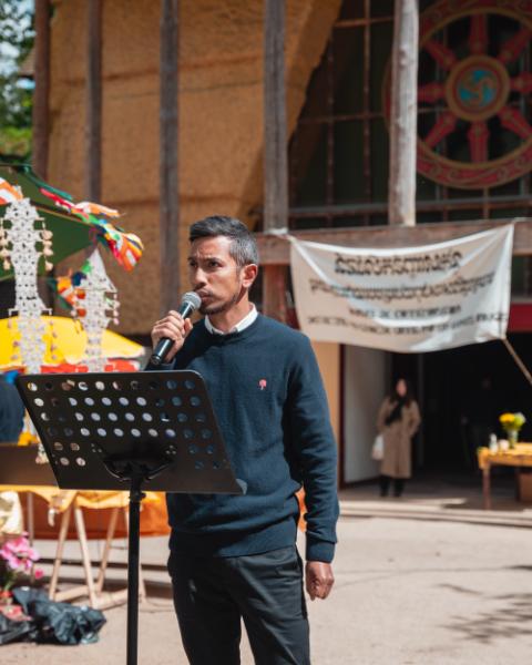 Chal-Michel OU au micro lors de la commémoration MVGKR — Pagode de Vincennes