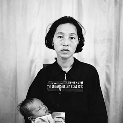 Mère et nourrisson photographiés à la prison S-21 de Phnom Penh par les Khmers rouges, 1975–1979
